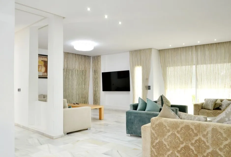 Bộ sofa da cao cấp kết hợp bàn trà thủy tinh tạo phòng khách vương giả lịch lãm Bộ sofa da cao cấp kết hợp bàn trà thủy tinh tạo phòng khách vương giả lịch lãm