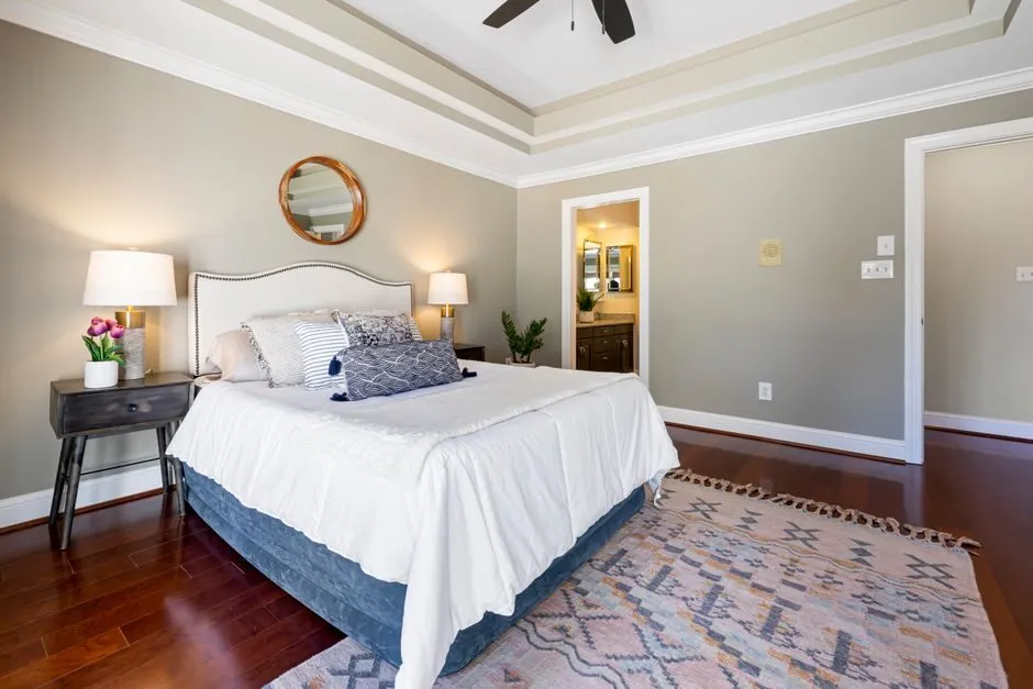 Thiết kế phòng ngủ sang trọng với giường bọc vải linen và tường ốp gỗ ấm áp Thiết kế phòng ngủ sang trọng với giường bọc vải linen và tường ốp gỗ ấm áp