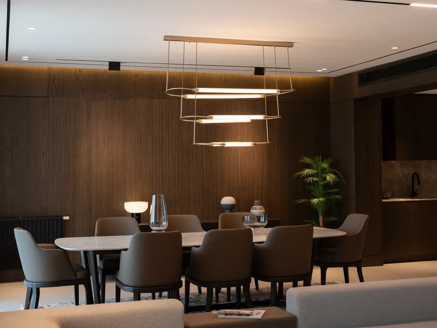 Bộ bàn ghế phòng ăn công nghiệp với khung thép đen và mặt gỗ xám hiện đại Bộ bàn ghế phòng ăn công nghiệp với khung thép đen và mặt gỗ xám hiện đại