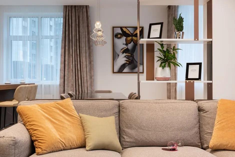 Phòng khách hiên với cửa kính, rèm cửa cao cấp và nội thất bố trí cân đối Phòng khách hiên với cửa kính, rèm cửa cao cấp và nội thất bố trí cân đối