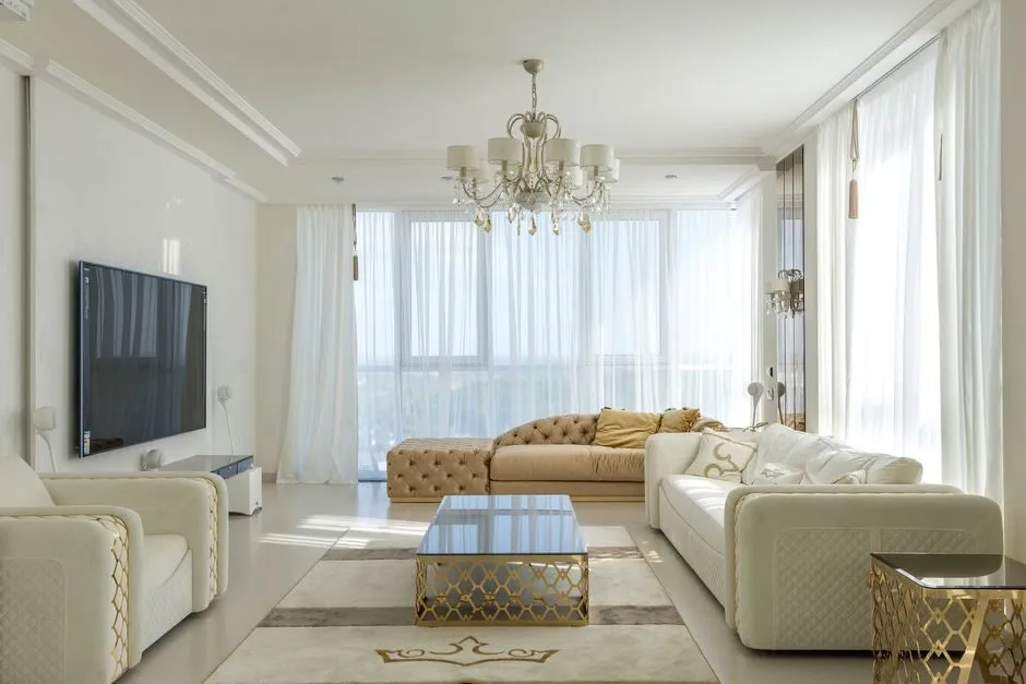 Phòng khách với tường đá ốp ngoài và lò sưởi điện trang trí tinh tế Phòng khách với tường đá ốp ngoài và lò sưởi điện trang trí tinh tế