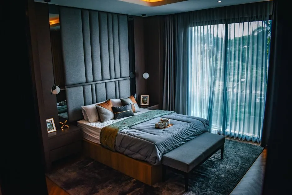 Giường da bọc nâu sâu kết hợp tranh treo tường tạo không gian đẳng cấp Giường da bọc nâu sâu kết hợp tranh treo tường tạo không gian đẳng cấp