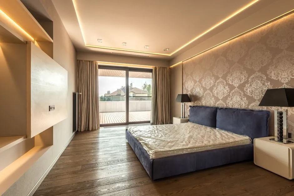 Nội thất phòng ngủ cao cấp tập trung vào giường bọc da với đèn đầu giường tinh tế Nội thất phòng ngủ cao cấp tập trung vào giường bọc da với đèn đầu giường tinh tế