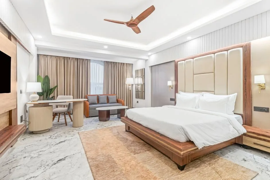 Giường ngủ da cao cấp được bao quanh bởi nội thất gỗ óc chó sang trọng Giường ngủ da cao cấp được bao quanh bởi nội thất gỗ óc chó sang trọng