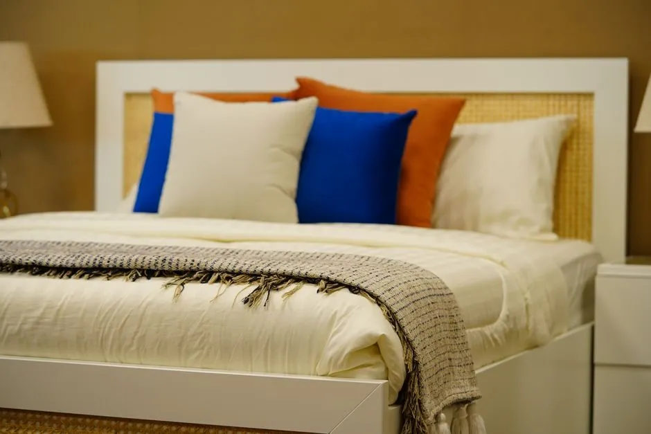 Thiết kế giường bọc da nâu đậm kết hợp thảm trải sàn cao cấp thêm phần đẳng cấp Thiết kế giường bọc da nâu đậm kết hợp thảm trải sàn cao cấp thêm phần đẳng cấp