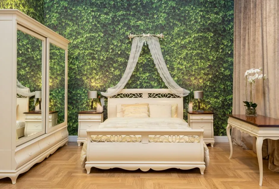 Phòng ngủ quý phái với giường da bọc chất lượng cao cấp và bàn đầu giường cổ điển Phòng ngủ quý phái với giường da bọc chất lượng cao cấp và bàn đầu giường cổ điển