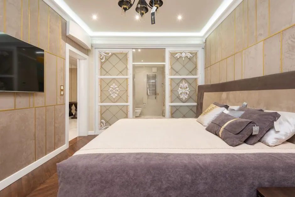 Phòng ngủ hạng sang với giường da bọc nổi bật giữa không gian trang trí tinh tế Phòng ngủ hạng sang với giường da bọc nổi bật giữa không gian trang trí tinh tế