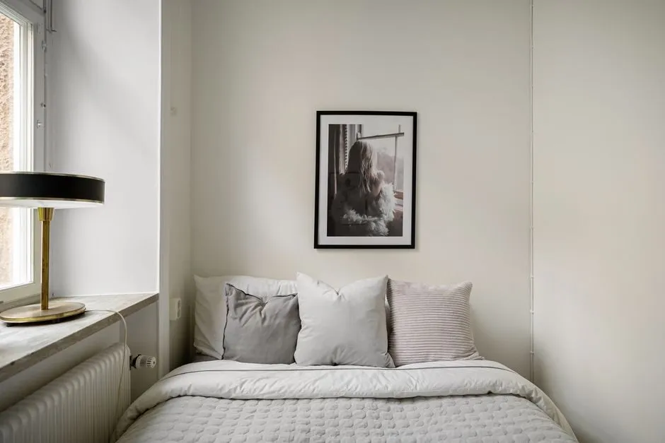 Giường queen size bọc vải nhung mềm mịn toát lên sự sang trọng và thoải mái tối đa