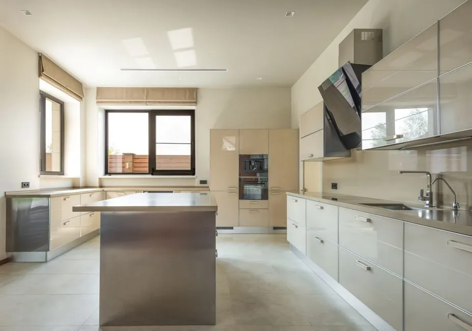 Bộ tủ bếp acrylic chữ L với mặt kính bóng, tối ưu không gian nấu ăn Bộ tủ bếp acrylic chữ L với mặt kính bóng, tối ưu không gian nấu ăn
