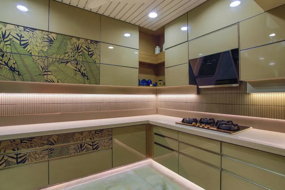 Tủ bếp acrylic màu kem ấm áp, kết hợp nội thất gỗ tự nhiên cho không gian bếp Tủ bếp acrylic màu kem ấm áp, kết hợp nội thất gỗ tự nhiên cho không gian bếp