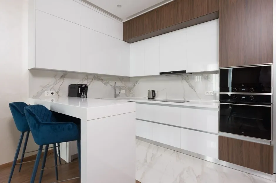 Mẫu tủ bếp acrylic đen bóng với tay cầm gold, hiện đại và sang trọng Mẫu tủ bếp acrylic đen bóng với tay cầm gold, hiện đại và sang trọng