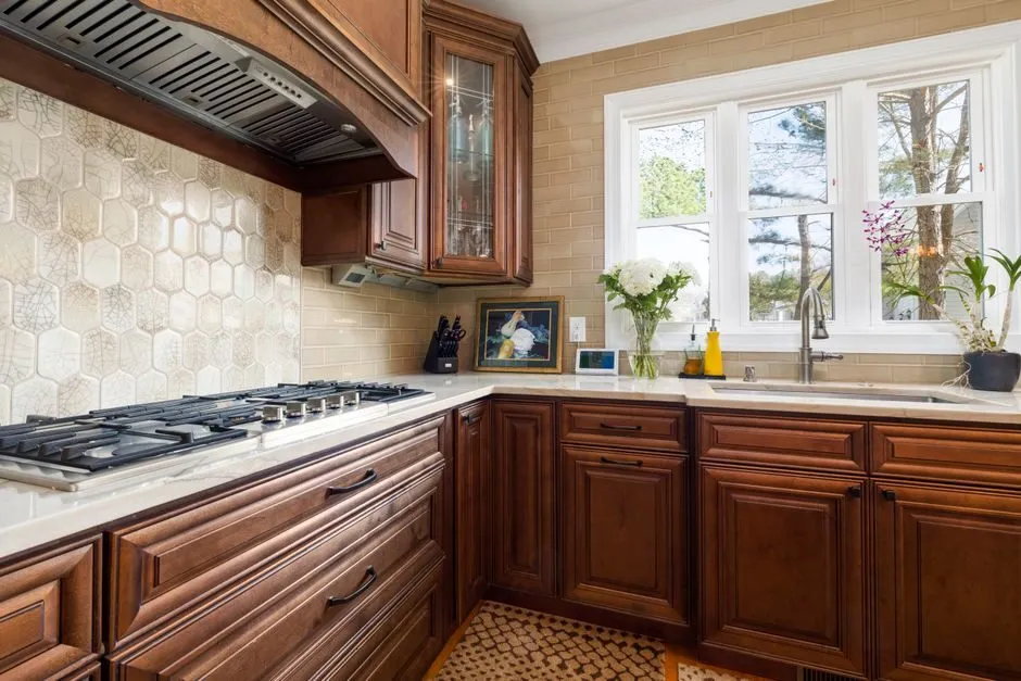 Tủ bếp gỗ veneer gắp xép sáng tạo tạo điểm nhấn thẩm mỹ cho căn bếp gia đình Tủ bếp gỗ veneer gắp xép sáng tạo tạo điểm nhấn thẩm mỹ cho căn bếp gia đình