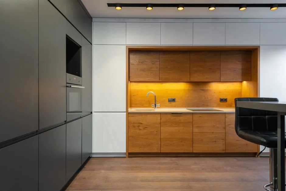 Tủ bếp gỗ veneer nâu sáng, tích hợp quầy bar nấu ăn với phụ kiện chất lượng cao