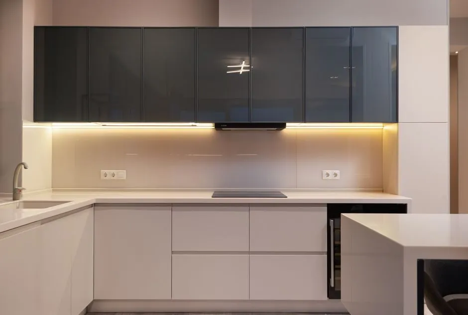 Nội thất bếp compact với tủ bếp khối lập phương tiết kiệm diện tích tối đa Nội thất bếp compact với tủ bếp khối lập phương tiết kiệm diện tích tối đa
