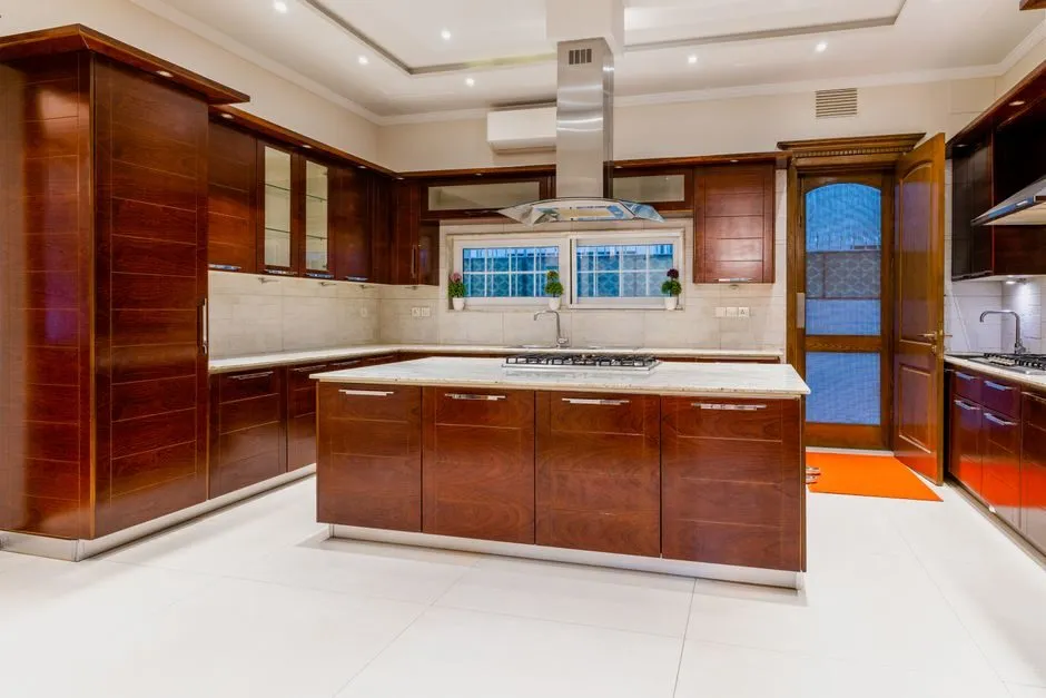 Bếp ăn sang trọng có đèn thả trần hiện đại và quầy bar để tiếp khách Bếp ăn sang trọng có đèn thả trần hiện đại và quầy bar để tiếp khách