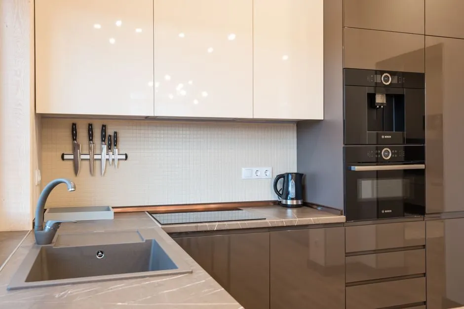 Thiết kế phòng bếp chia không gian với kính cường l化 sinh động và thông thoáng Thiết kế phòng bếp chia không gian với kính cường l化 sinh động và thông thoáng