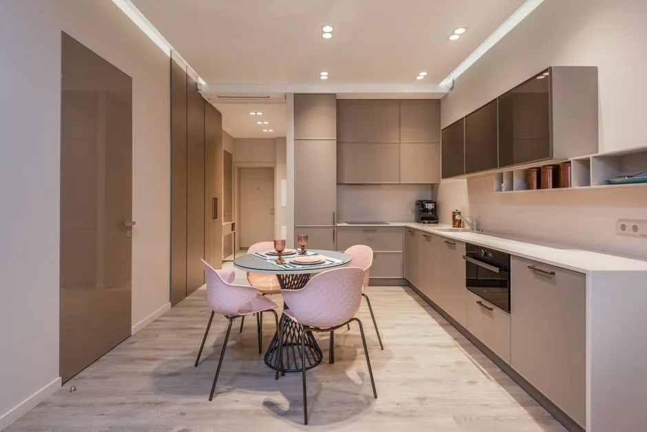 Tủ bếp gỗ óc chó kết hợp đá hoa cương tạo bộ mặt ấm cúng và bền bỉ Tủ bếp gỗ óc chó kết hợp đá hoa cương tạo bộ mặt ấm cúng và bền bỉ