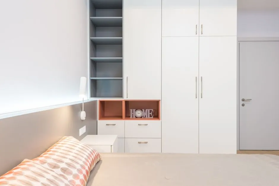 Mẫu tủ quần áo có ngăn kéo tiện lợi và tay cầm inox cho phòng ngủ chung cư hiện nay Mẫu tủ quần áo có ngăn kéo tiện lợi và tay cầm inox cho phòng ngủ chung cư hiện nay