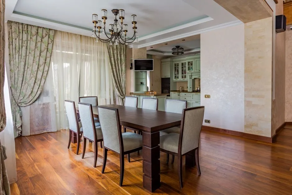 Bàn ăn hình bán nguyệt độc lạ với chân gỗ sơn trắng cho không gian nhỏ