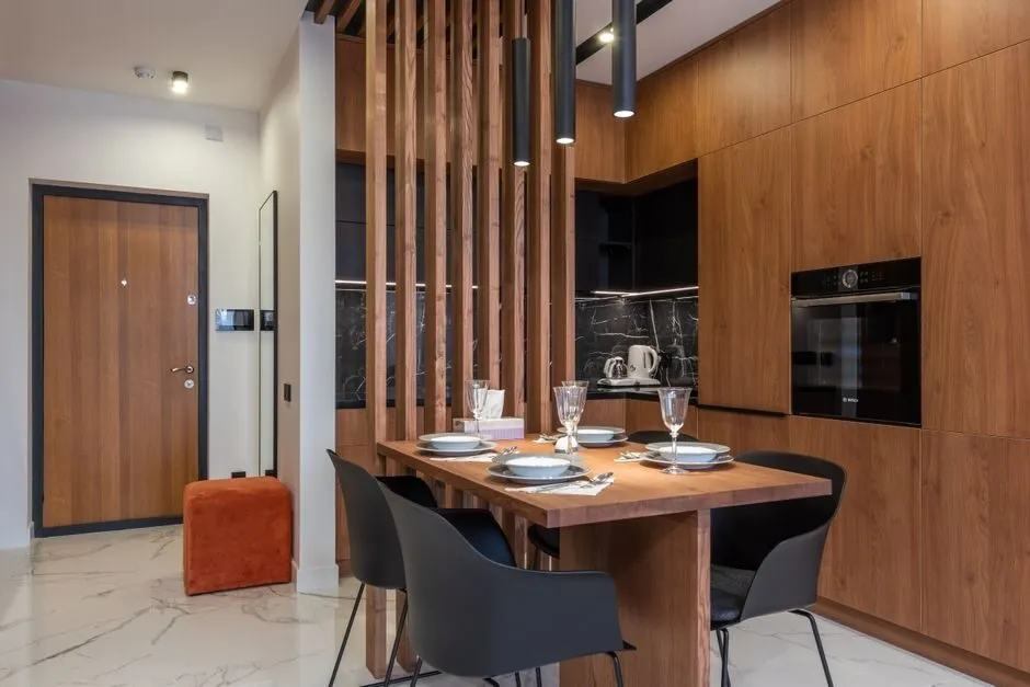Trang trí bàn ăn gỗ veneer với kính bảo vệ bền bỉ cho gia đình đông thành viên