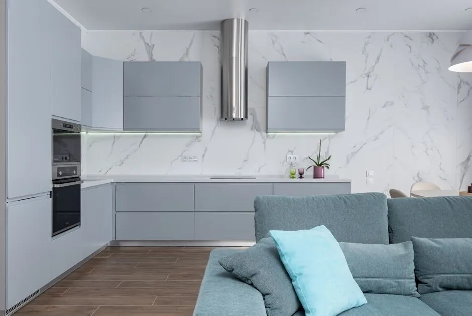 Thiết kế tủ bếp hình G với hệ thống tủ lạnh âm tường, bồn rửa chính giữa ba cạnh Thiết kế tủ bếp hình G với hệ thống tủ lạnh âm tường, bồn rửa chính giữa ba cạnh