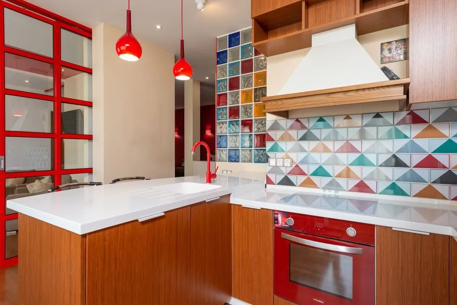 Tủ bếp chữ G sử dụng vật liệu acrylic bóng, tích hợp bếp từ và lò nướng cao cấp Tủ bếp chữ G sử dụng vật liệu acrylic bóng, tích hợp bếp từ và lò nướng cao cấp