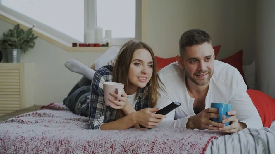 Phòng ngủ hiện đại với tường accent xanh lá, rèm cửa tinh tế và nội thất cơ bản