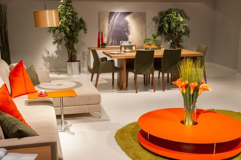 Phòng khách với sofa da xám nhạt kết hợp kệ tường gỗ sồi ấn tượng Phòng khách với sofa da xám nhạt kết hợp kệ tường gỗ sồi ấn tượng