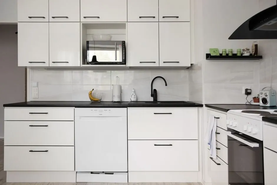 Bộ tủ bếp màu nâu gỗ sồi với chi tiết mạ vàng thể hiện sự quý phái sang trọng Bộ tủ bếp màu nâu gỗ sồi với chi tiết mạ vàng thể hiện sự quý phái sang trọng