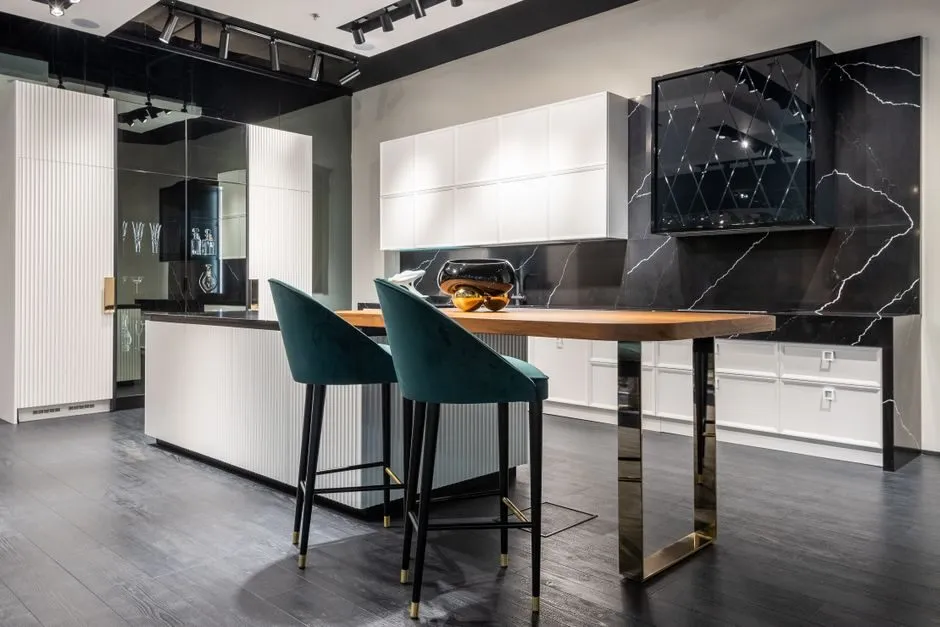 Tủ bếp nâu ấm áp kết hợp backsplash gạch trắng tạo điểm nhấn nội thất sang trọng Tủ bếp nâu ấm áp kết hợp backsplash gạch trắng tạo điểm nhấn nội thất sang trọng