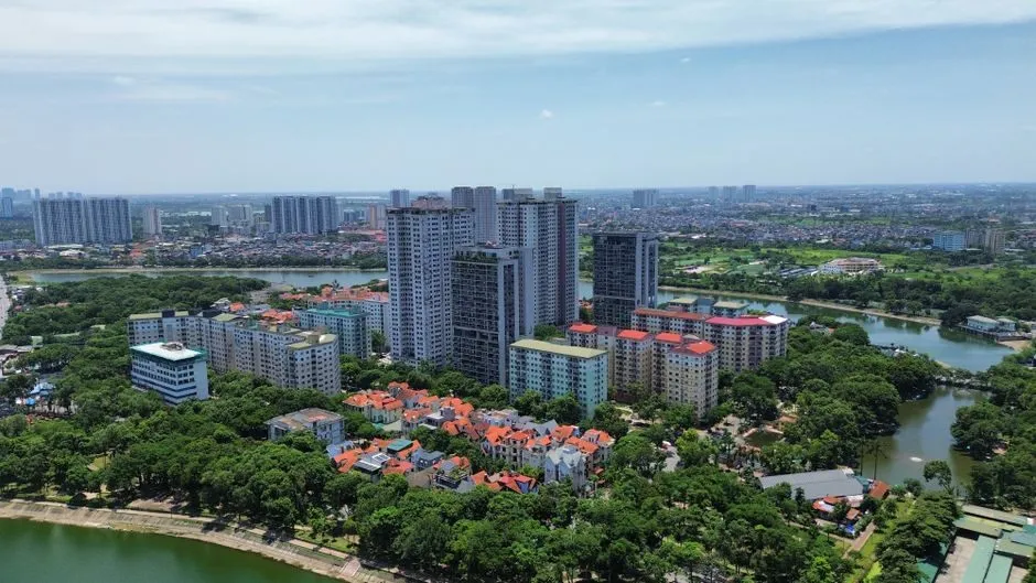 Phòng ngủ master thiết kế đẳng cấp với giường bọc vải và đèn trang trí Phòng ngủ master thiết kế đẳng cấp với giường bọc vải và đèn trang trí