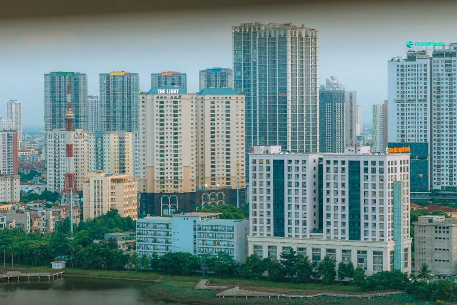 Phòng ăn sang trọng với bàn ghế ăn hiện đại và đèn chùm tinh tế Phòng ăn sang trọng với bàn ghế ăn hiện đại và đèn chùm tinh tế