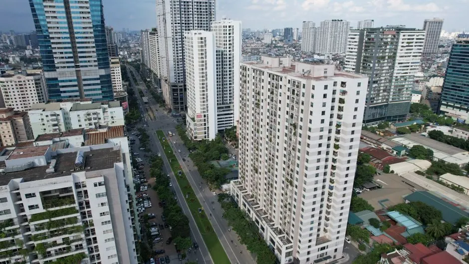 Không gian phòng làm việc trang nhã với bàn gỗ và ghế công thái học Không gian phòng làm việc trang nhã với bàn gỗ và ghế công thái học