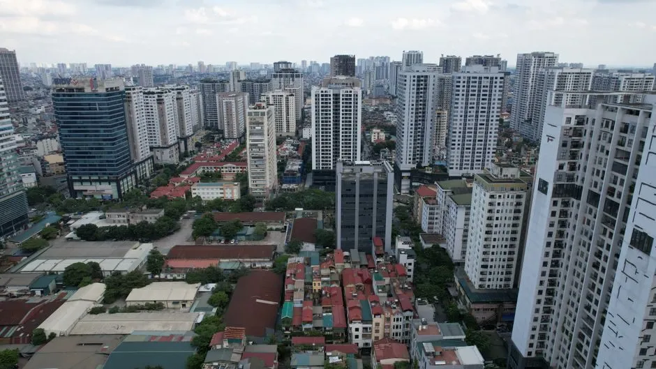 Khu vực thư giãn với ghế lười cao cấp và cửa sổ view Hà Nội Khu vực thư giãn với ghế lười cao cấp và cửa sổ view Hà Nội