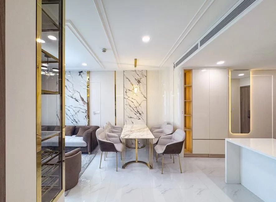 Cửa kính lùa mở ra ban công với view cảnh quan xanh mát Imperia Garden