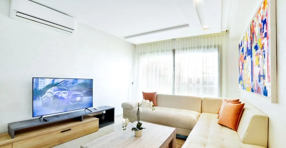 Phòng ngủ master với giường ngủ king size và tủ quần áo âm tường thông minh