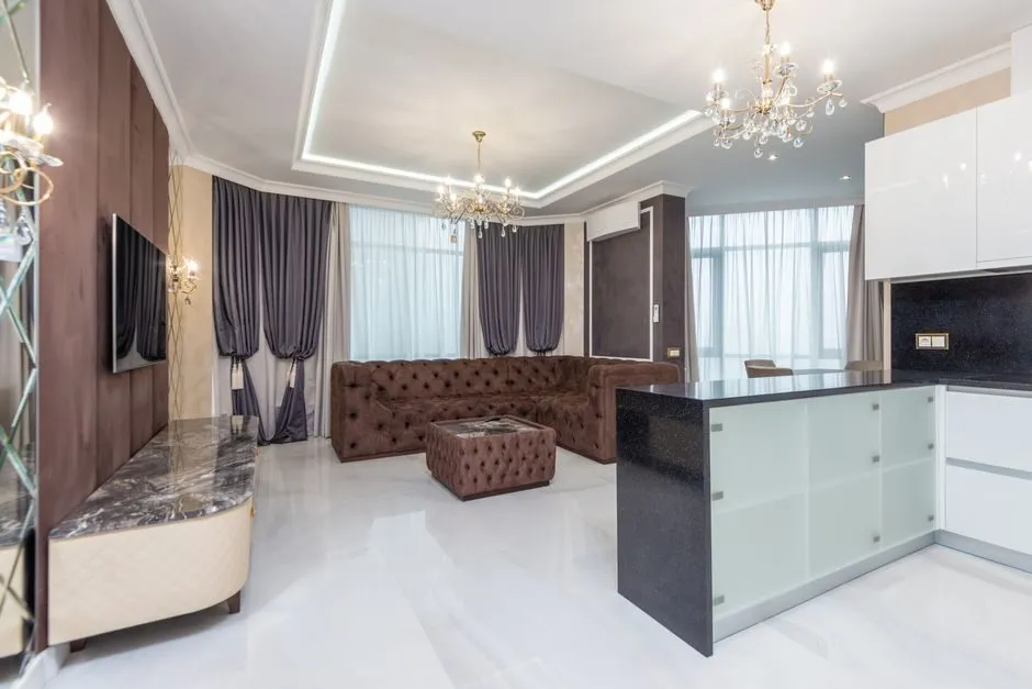 Khu vực làm việc tại nhà với bàn làm việc hiện đại và kệ sách tích hợp