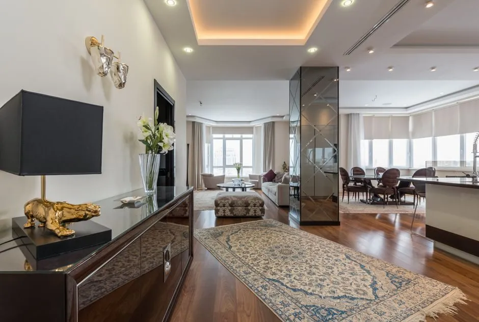 Kệ trang trí tường với các sản phẩm nội thất decor và hoa lọ tinh tế