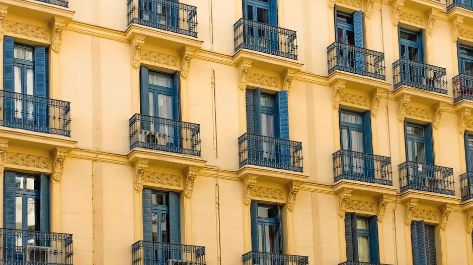Cầu thang gỗ nối tầng duplex, trang trí tường tân cổ điển với lan can tinh tế Cầu thang gỗ nối tầng duplex, trang trí tường tân cổ điển với lan can tinh tế