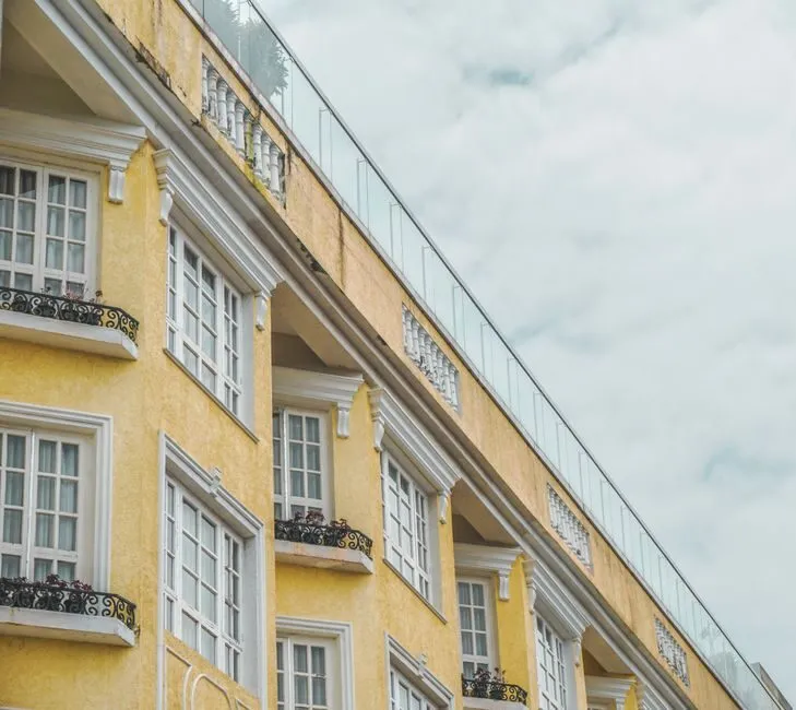 Không gian làm việc phòng duplex trang trí với bàn gỗ cổ điển và kệ sách sang trọng Không gian làm việc phòng duplex trang trí với bàn gỗ cổ điển và kệ sách sang trọng