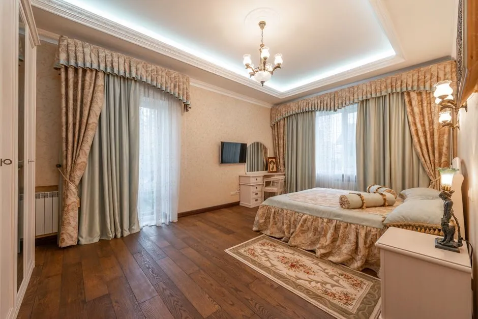 Tủ gỗ sần nạm kính với chi tiết chạm khắc tạo điểm nhấn cho không gian phòng ngủ Tủ gỗ sần nạm kính với chi tiết chạm khắc tạo điểm nhấn cho không gian phòng ngủ