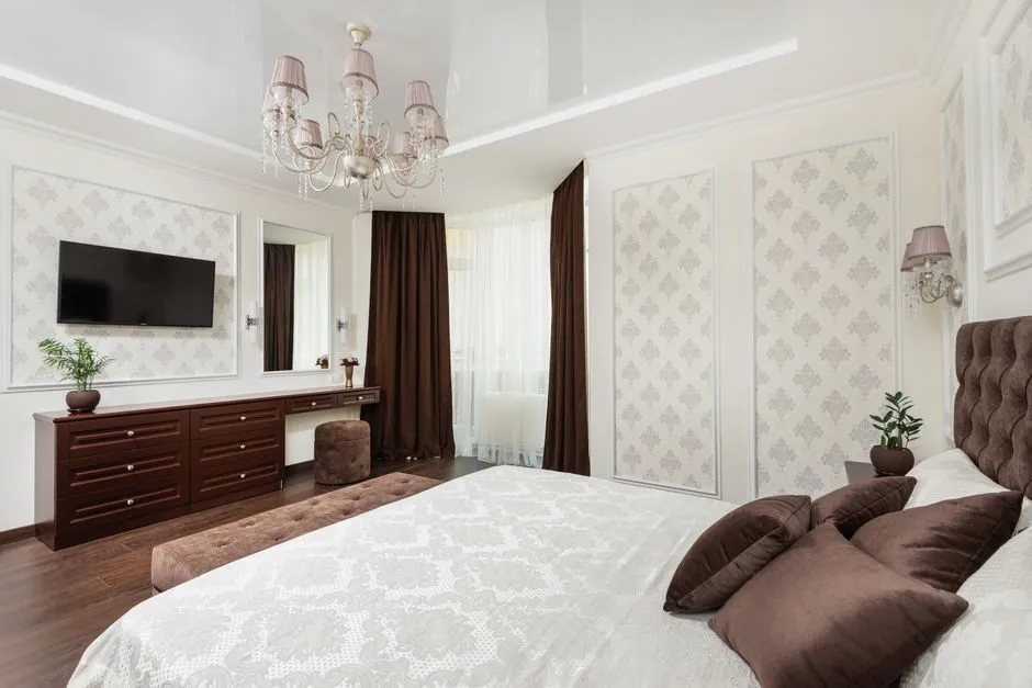 Lò sưởi trang trí với khung gỗ chạm khắc tạo ấm cúng cho không gian sống