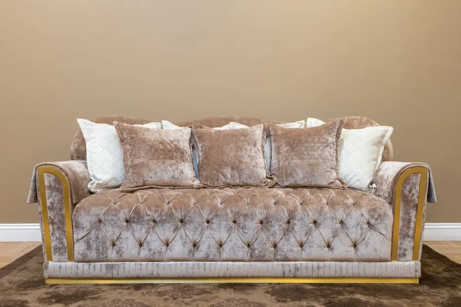 Sofa tân cổ điển ba chỗ ngồi, tay vịn uốn lượn, chân cabriole nổi bật Sofa tân cổ điển ba chỗ ngồi, tay vịn uốn lượn, chân cabriole nổi bật