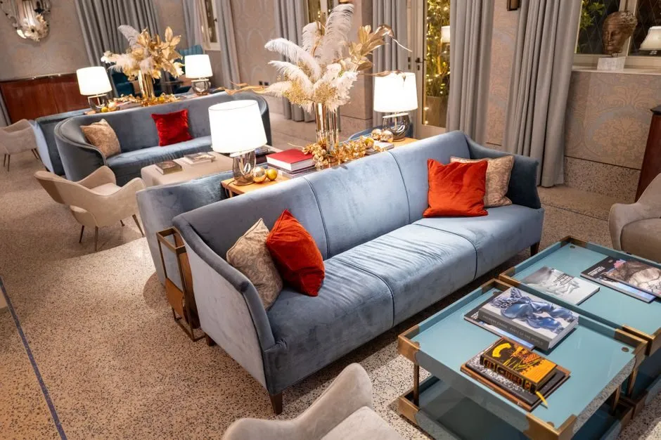 Ghế sofa bọc velvet đỏ đô, chi tiết đinh tán, phong cách cổ điển sang trọng Ghế sofa bọc velvet đỏ đô, chi tiết đinh tán, phong cách cổ điển sang trọng