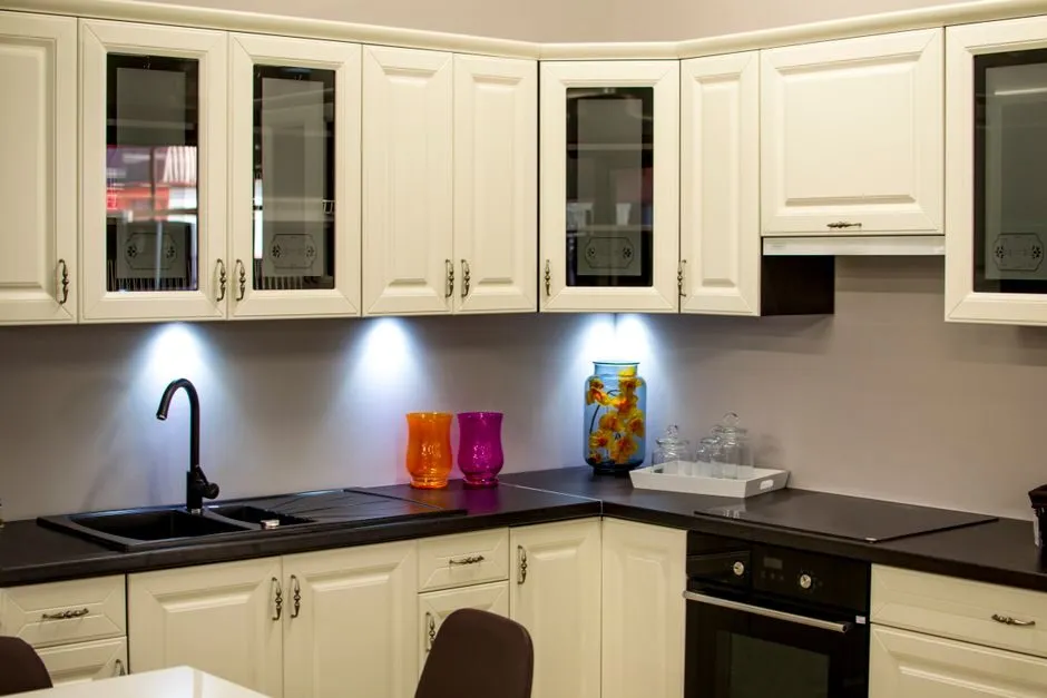 Tủ bếp acrylic bóng gương với tông xám khói lý tưởng cho căn hộ thành phố Tủ bếp acrylic bóng gương với tông xám khói lý tưởng cho căn hộ thành phố