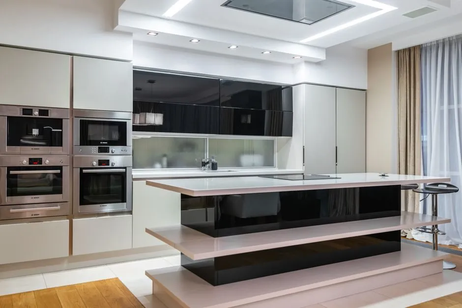 Tủ bếp chữ L phối màu đen trắng tinh tế kèm backsplash gạch men ốp tường Tủ bếp chữ L phối màu đen trắng tinh tế kèm backsplash gạch men ốp tường
