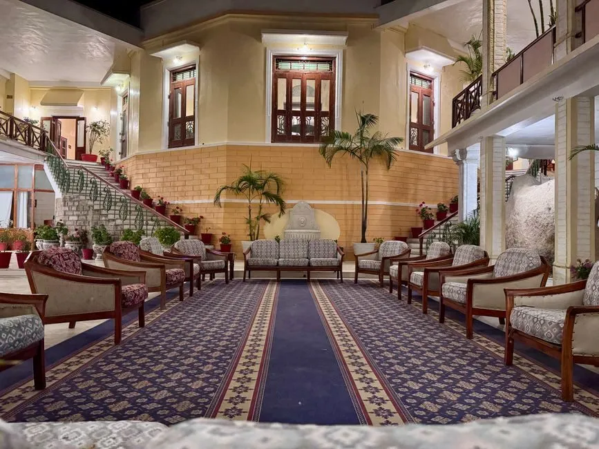 Phòng khách nhìn ra ban công với sofa L thoải mái sang trọng Phòng khách nhìn ra ban công với sofa L thoải mái sang trọng