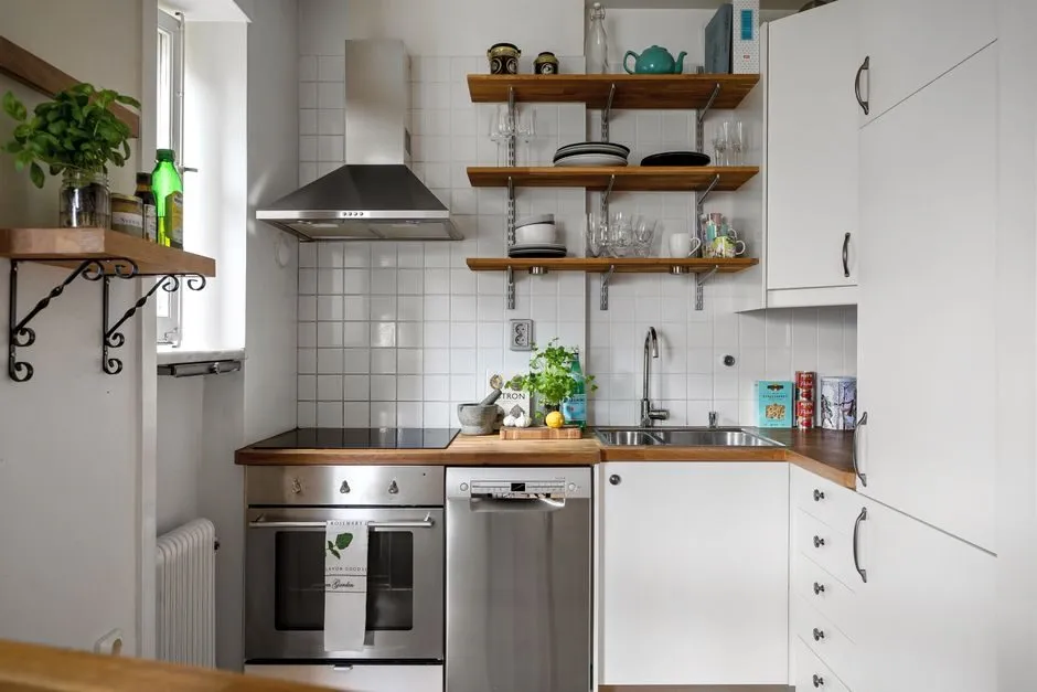 Phòng bếp hiện đại với tủ bếp màu trắng tối giản và đảo bếp thông minh Phòng bếp hiện đại với tủ bếp màu trắng tối giản và đảo bếp thông minh