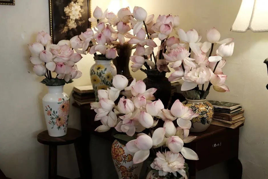 Tranh kính nghệ thuật hoa sen Licoglass lựa chọn hoàn hảo trang trí tường nhà