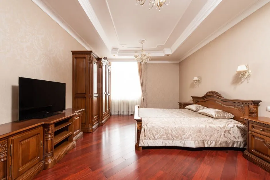 Giường ngủ tân cổ điển với họa tiết tạc phức tạp, chăn gối trang trí cổ điển đẳng cấp Giường ngủ tân cổ điển với họa tiết tạc phức tạp, chăn gối trang trí cổ điển đẳng cấp